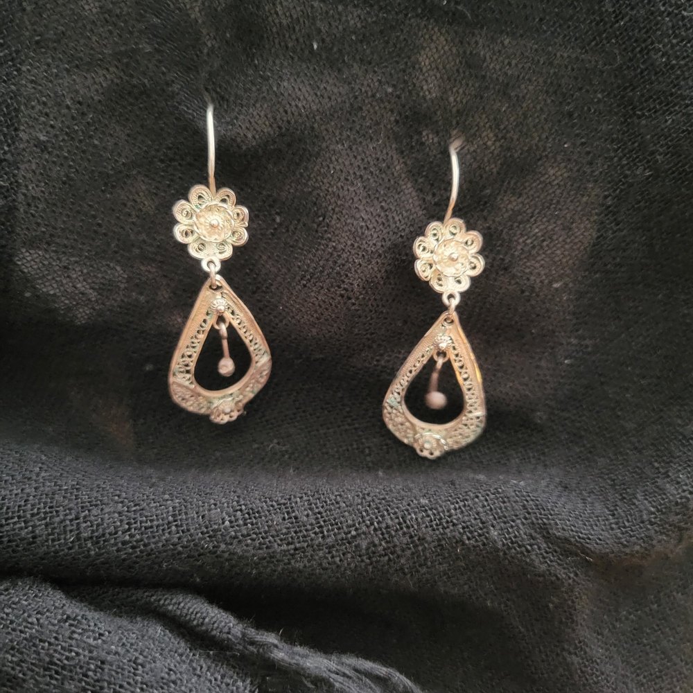 Dangling Silver Tone Filigree Earrings